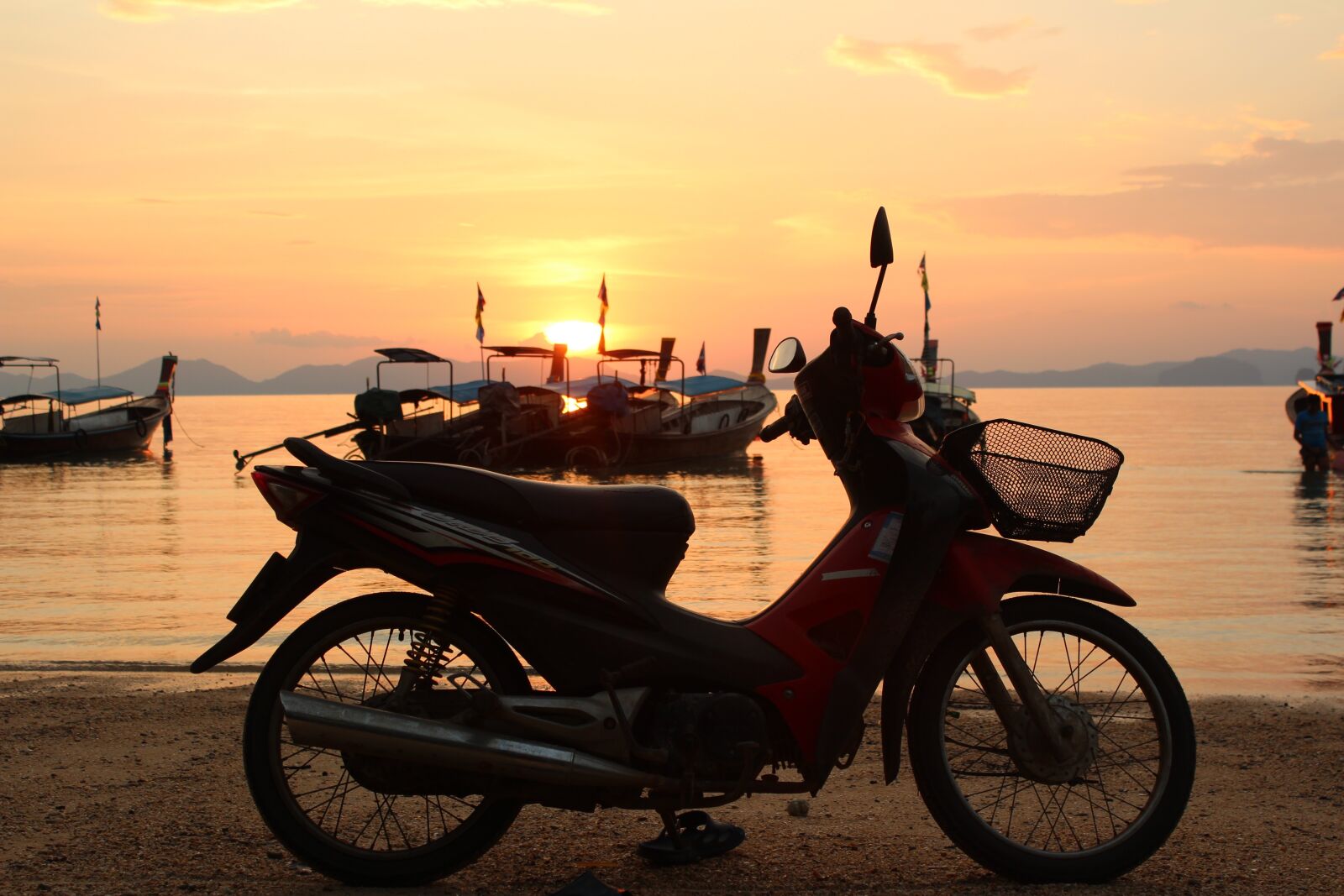 Canon EOS 600D (Rebel EOS T3i / EOS Kiss X5) sample photo. Beach, motorcycle, moped photography