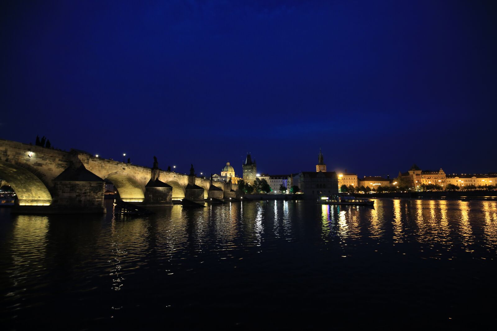 Canon EF 16-35mm F4L IS USM sample photo. Praha, castle, night photography