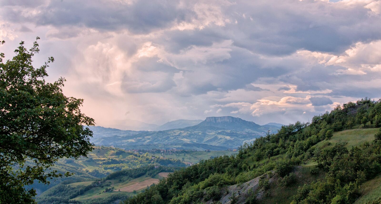Canon EOS 5D sample photo. Landscape, bismantova, clouds photography