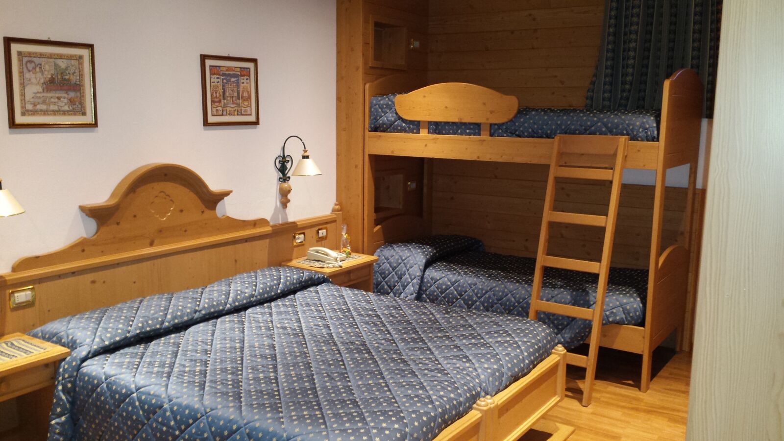 Samsung Galaxy S4 sample photo. Beds, mountain, hotel photography