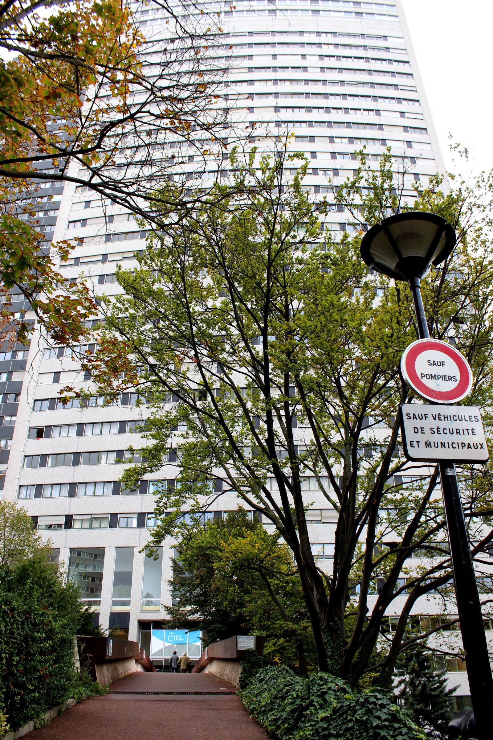 Canon EOS 700D (EOS Rebel T5i / EOS Kiss X7i) sample photo. Courbevoie, tour charras, building photography