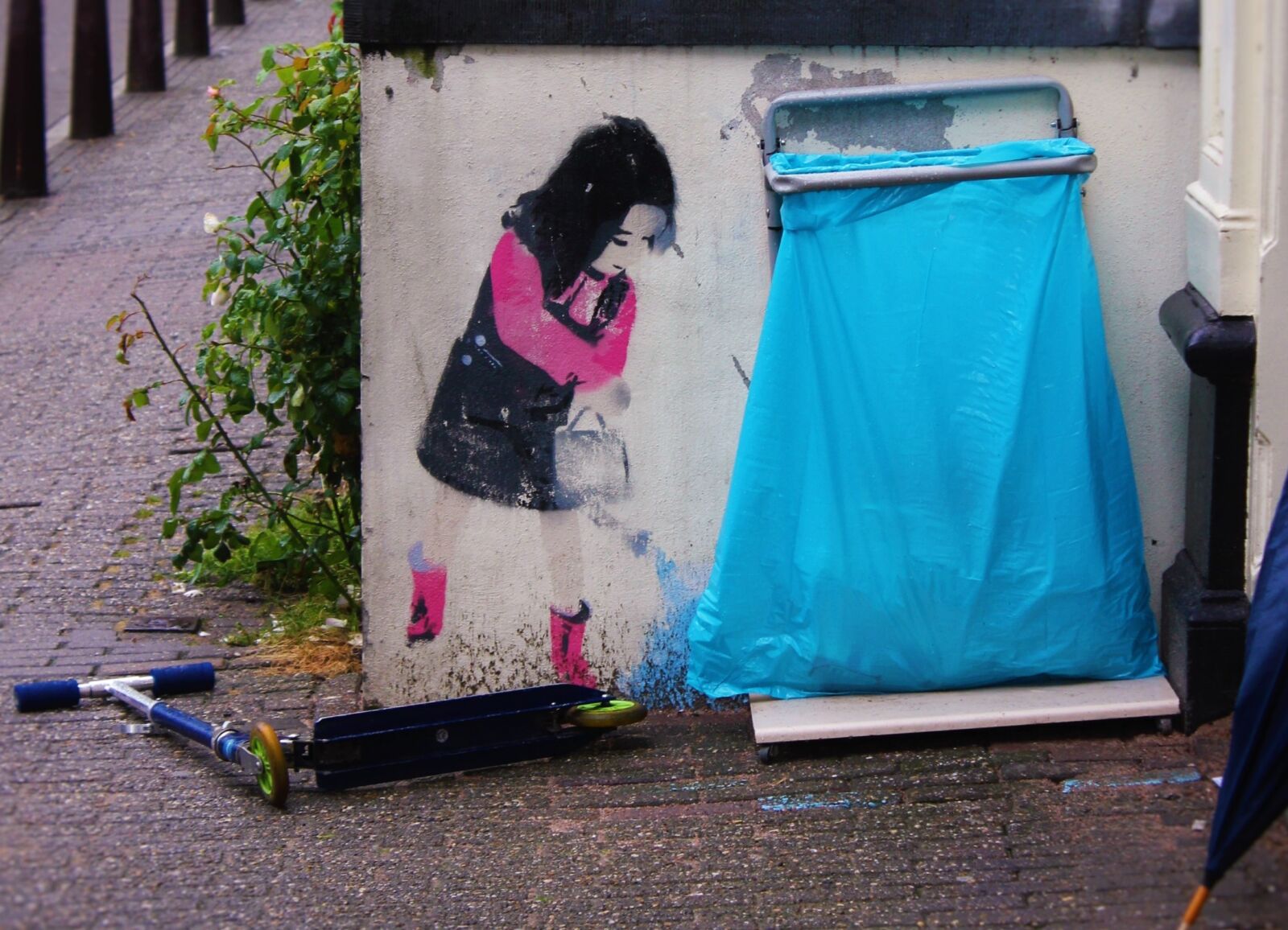 Canon EOS 550D (EOS Rebel T2i / EOS Kiss X4) sample photo. Street art, girl, roller photography