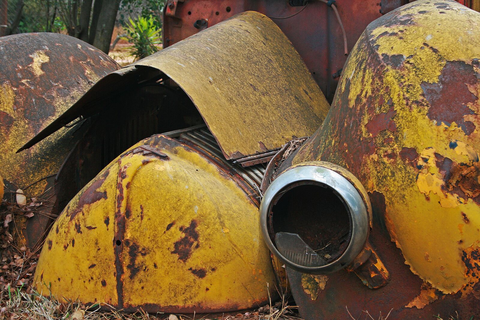 Canon EOS 400D (EOS Digital Rebel XTi / EOS Kiss Digital X) sample photo. Car wreck, old, rusty photography