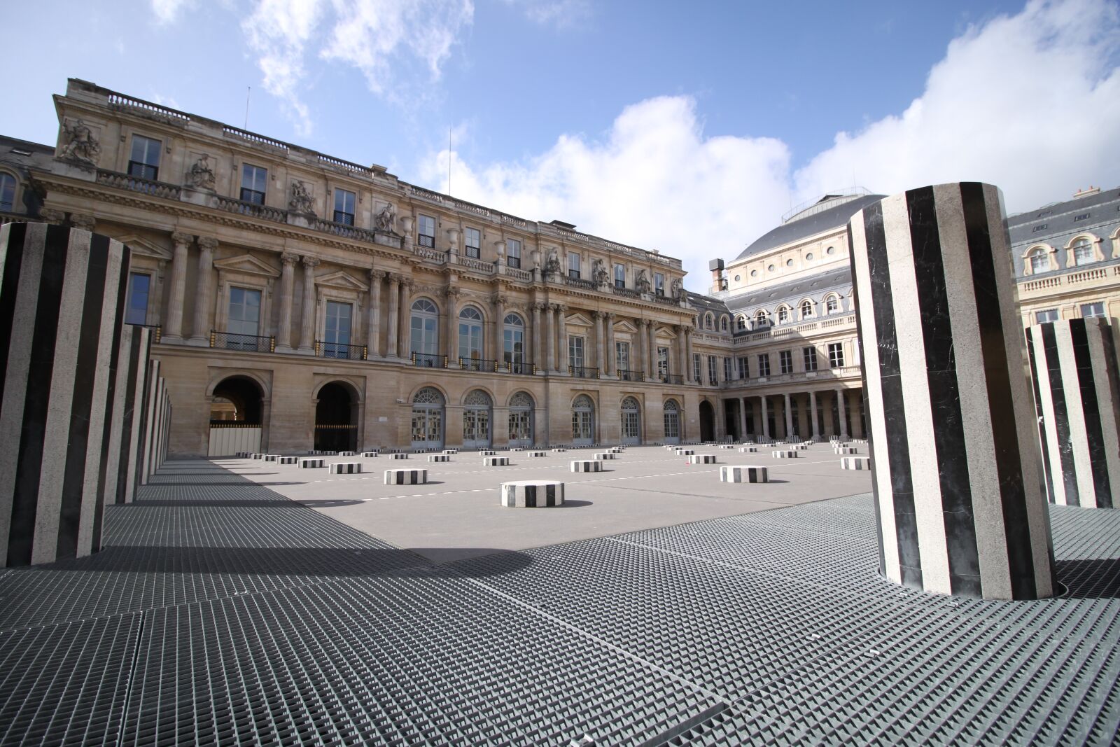 Canon EOS 500D (EOS Rebel T1i / EOS Kiss X3) sample photo. Palace, french comedy, columns photography