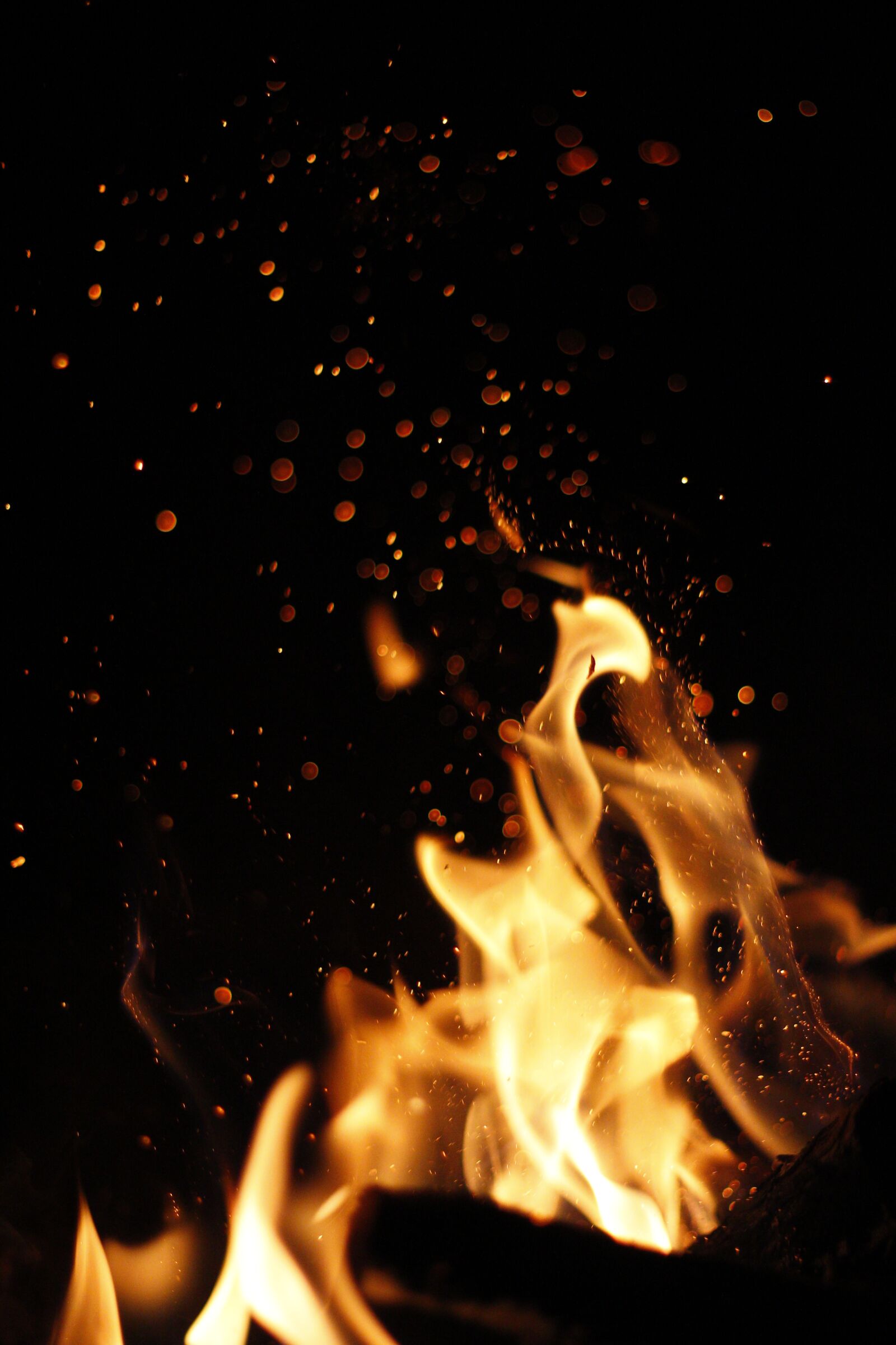 Canon EOS 650D (EOS Rebel T4i / EOS Kiss X6i) + Canon EF 50mm F1.8 STM sample photo. Fire, hot, high speed photography