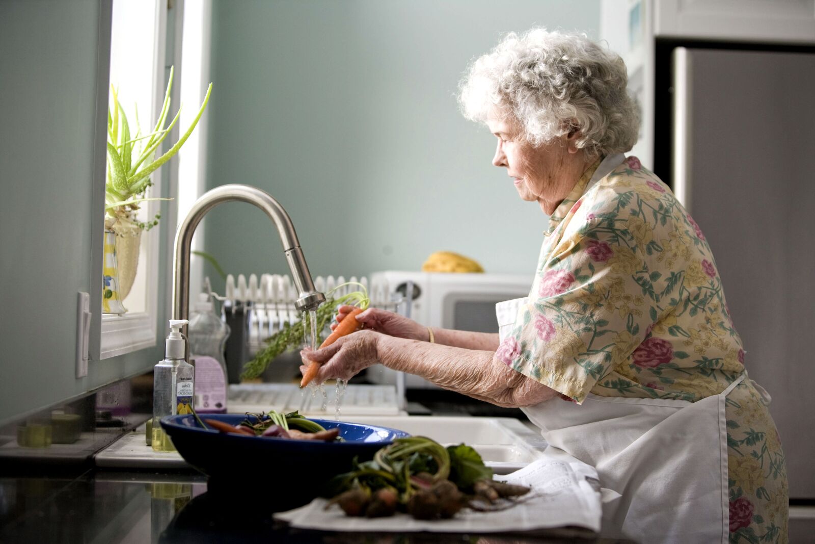 Canon EOS-1Ds Mark II sample photo. Elderly, woman, kitchen, process photography