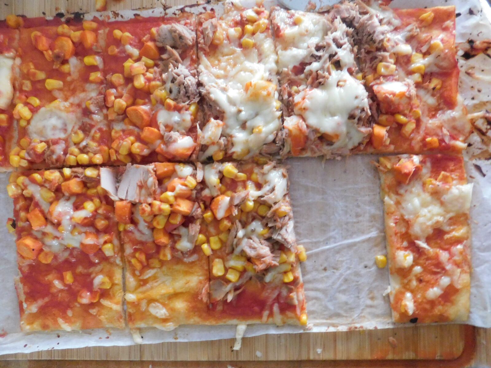 Nikon Coolpix B500 sample photo. Pizza, tomato pie, tomatoes photography
