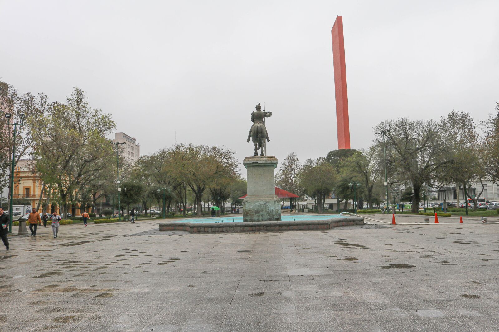 Canon EOS 750D (EOS Rebel T6i / EOS Kiss X8i) + Canon EF-S 18-55mm F3.5-5.6 IS STM sample photo. Winter, macroplaza, monterrey photography