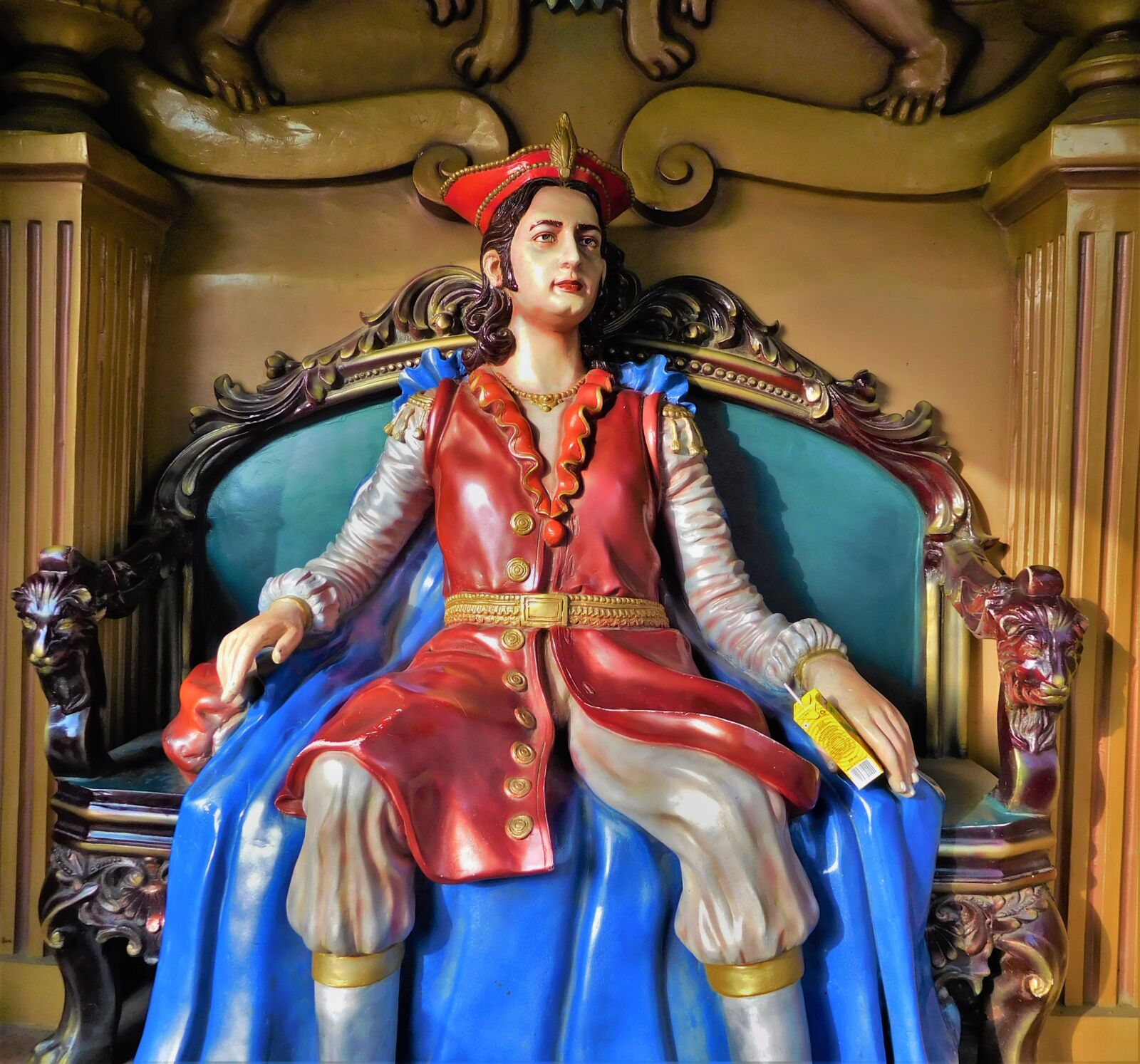Nikon Coolpix S7000 sample photo. Prince, royal, statue photography