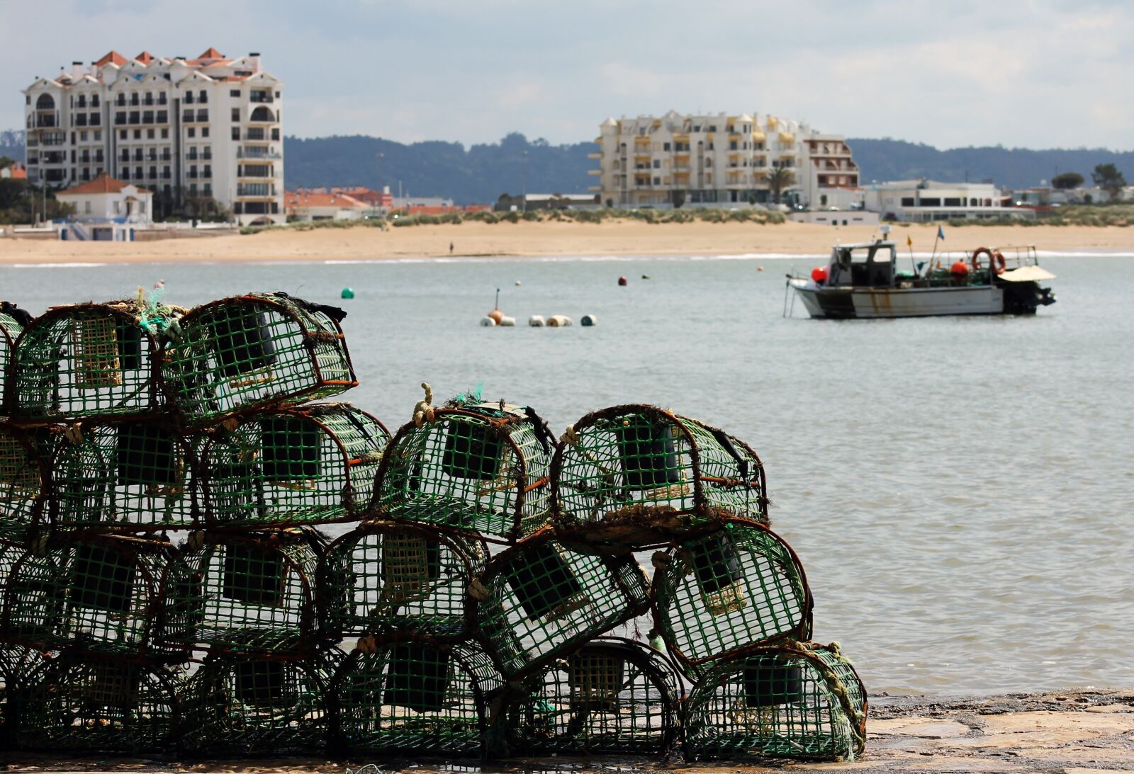 Canon EF 75-300mm f/4-5.6 sample photo. Cages, fishing, mar photography