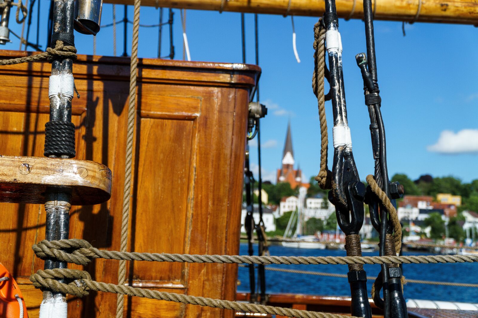 Sony a6000 + Sony E PZ 18-105mm F4 G OSS sample photo. Sailing vessel, church, flensburg photography