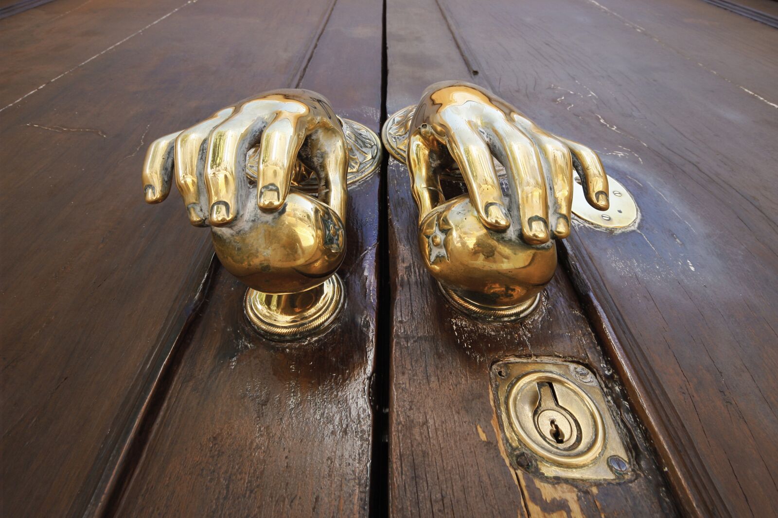 Canon EOS 450D (EOS Rebel XSi / EOS Kiss X2) sample photo. Hands of gold, door photography