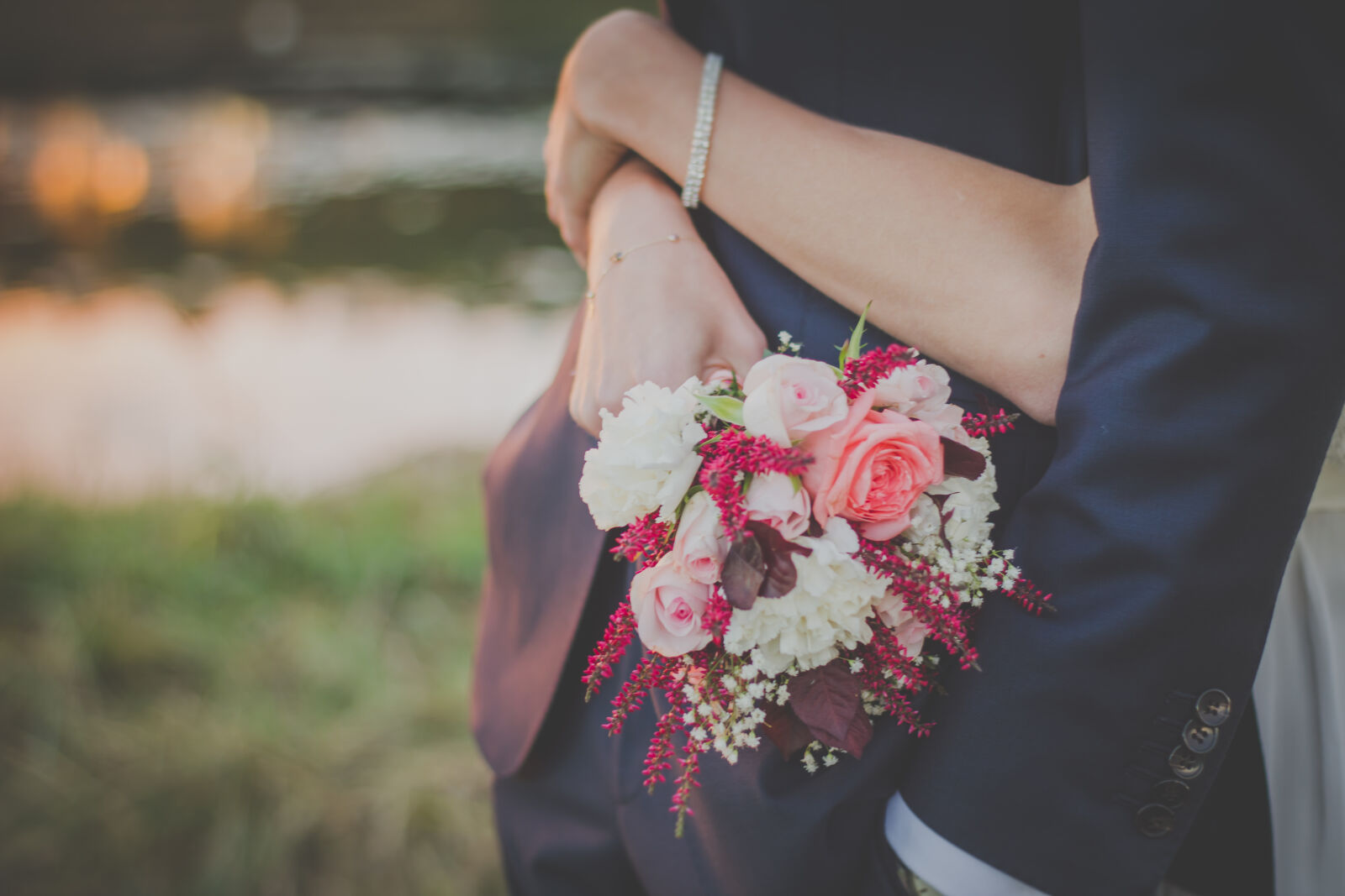 Canon EOS 550D (EOS Rebel T2i / EOS Kiss X4) + Canon EF 50mm F1.8 II sample photo. Person, holding, a, bouquet photography