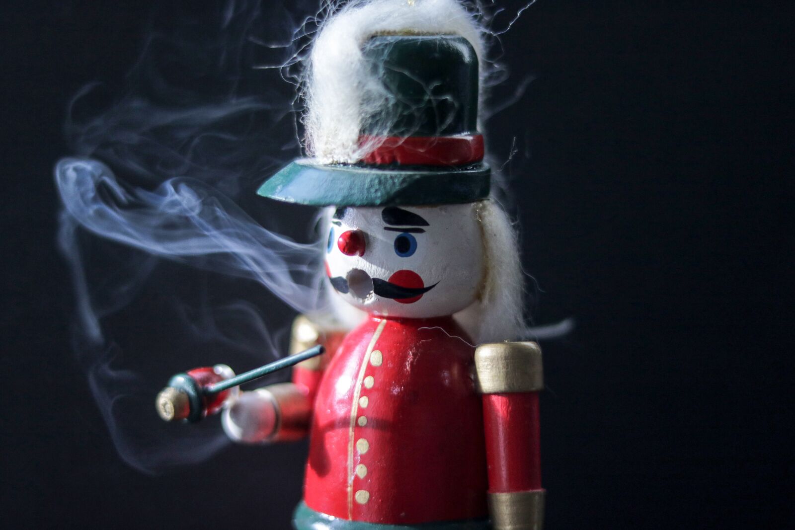 Canon EOS 750D (EOS Rebel T6i / EOS Kiss X8i) sample photo. Toy, smoker, smoke photography