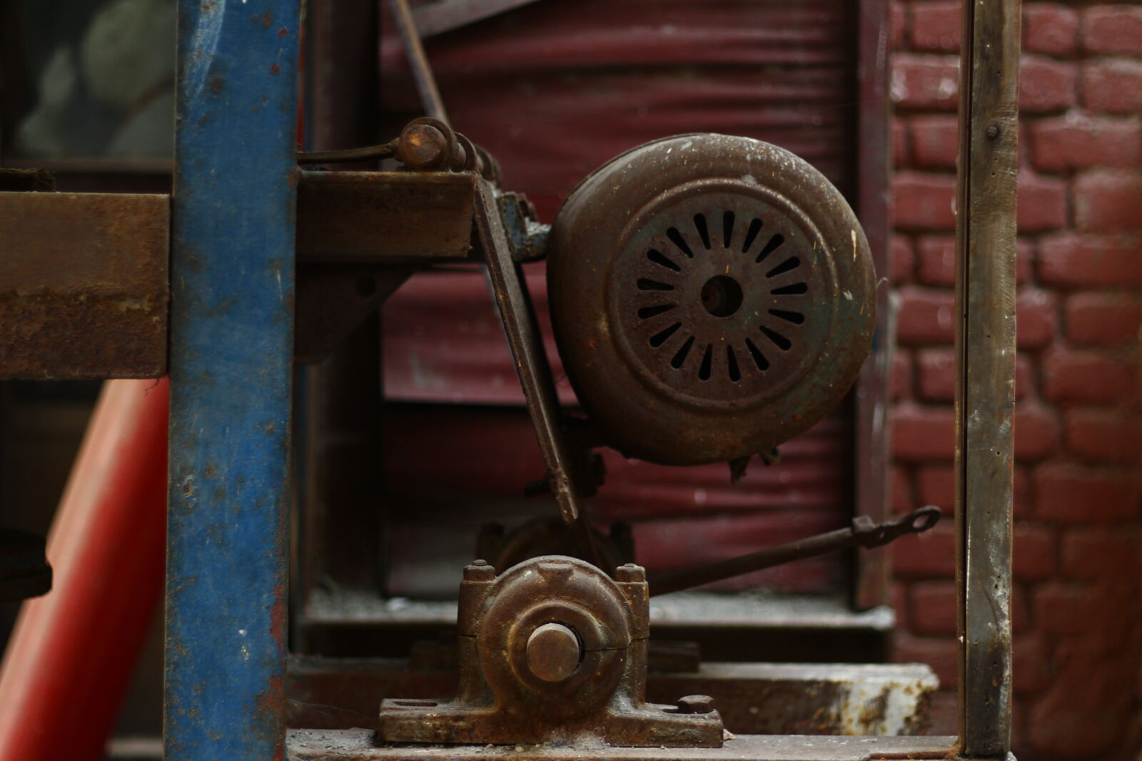 Canon EOS 700D (EOS Rebel T5i / EOS Kiss X7i) + Canon EF 50mm F1.8 II sample photo. Agricultural, machine, brick, texture photography