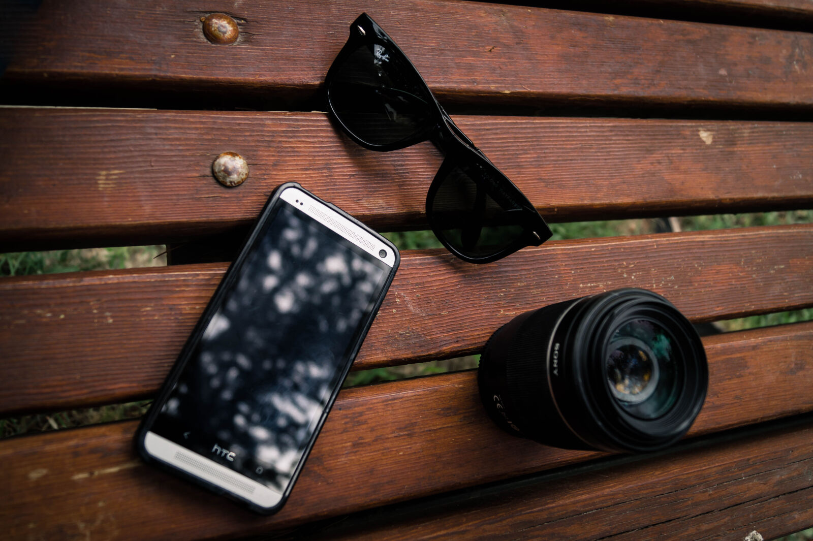 Sony DT 18-55mm F3.5-5.6 SAM II sample photo. Black, wayfarer, sunglasses, near photography