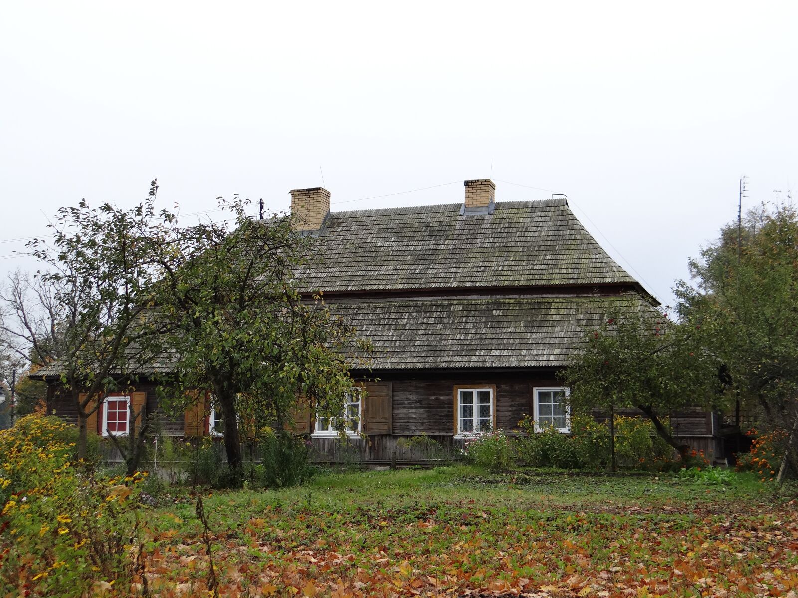 Sony DSC-HX200V sample photo. Cottage, town, the gardener photography