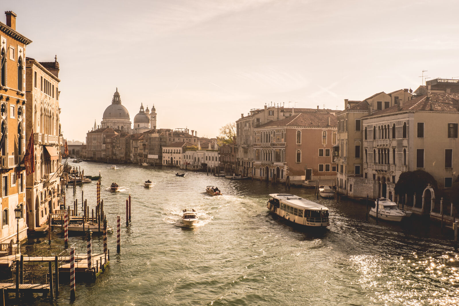 24-70mm F2.8-2.8 SSM sample photo. Boat, grand, canal, holiday photography