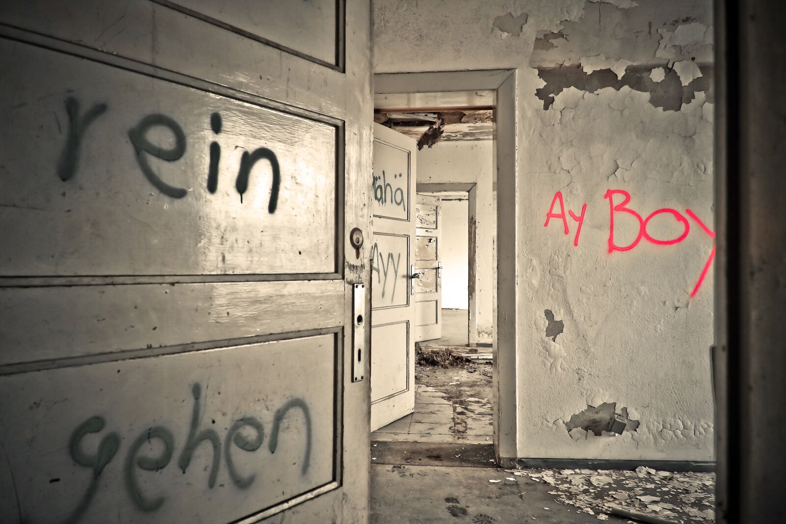 Olympus OM-D E-M10 sample photo. Lost places, rooms, abandoned photography
