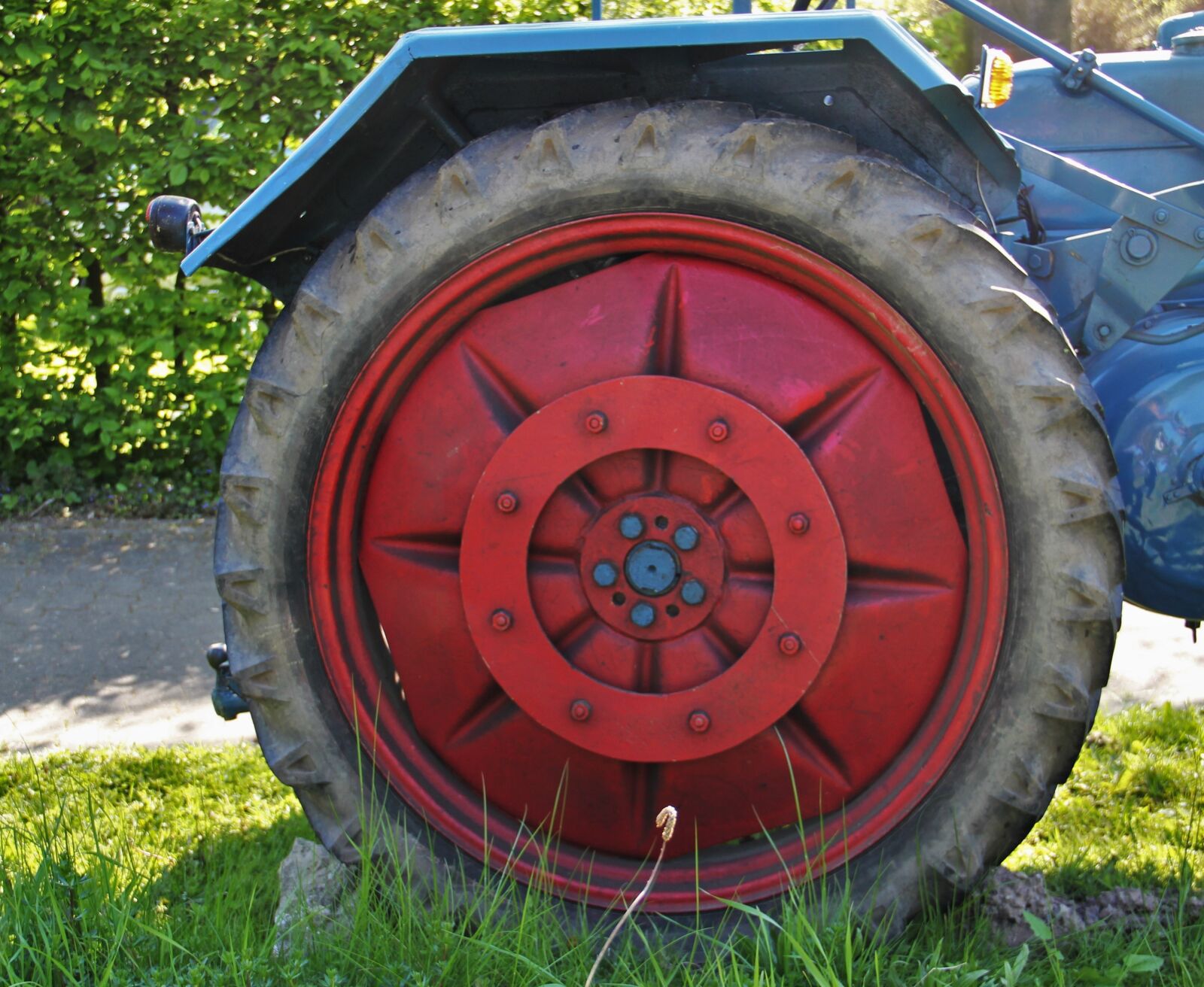 Canon EOS 550D (EOS Rebel T2i / EOS Kiss X4) sample photo. Trek mature, treckerrad, tractors photography