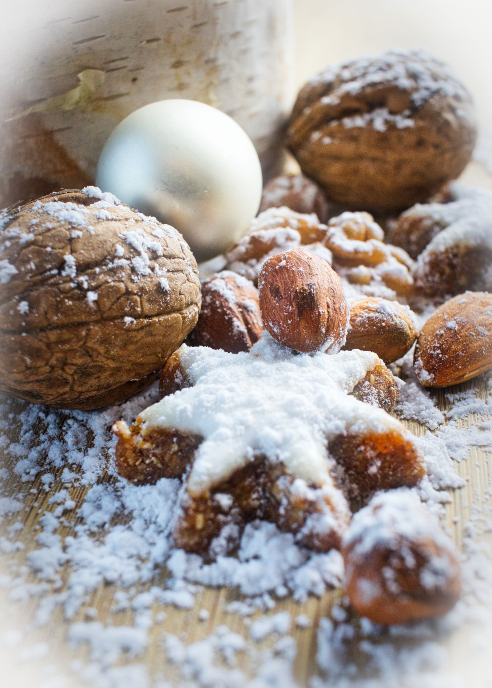 Canon EF-S 24mm F2.8 STM sample photo. Zimtstern, walnut, almonds photography