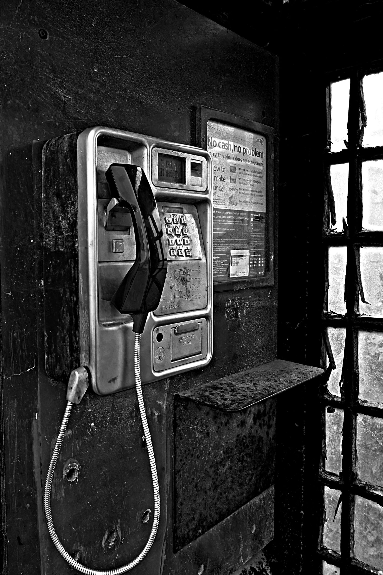 Panasonic Lumix DMC-FZ1000 sample photo. Phone, phone booth, door photography
