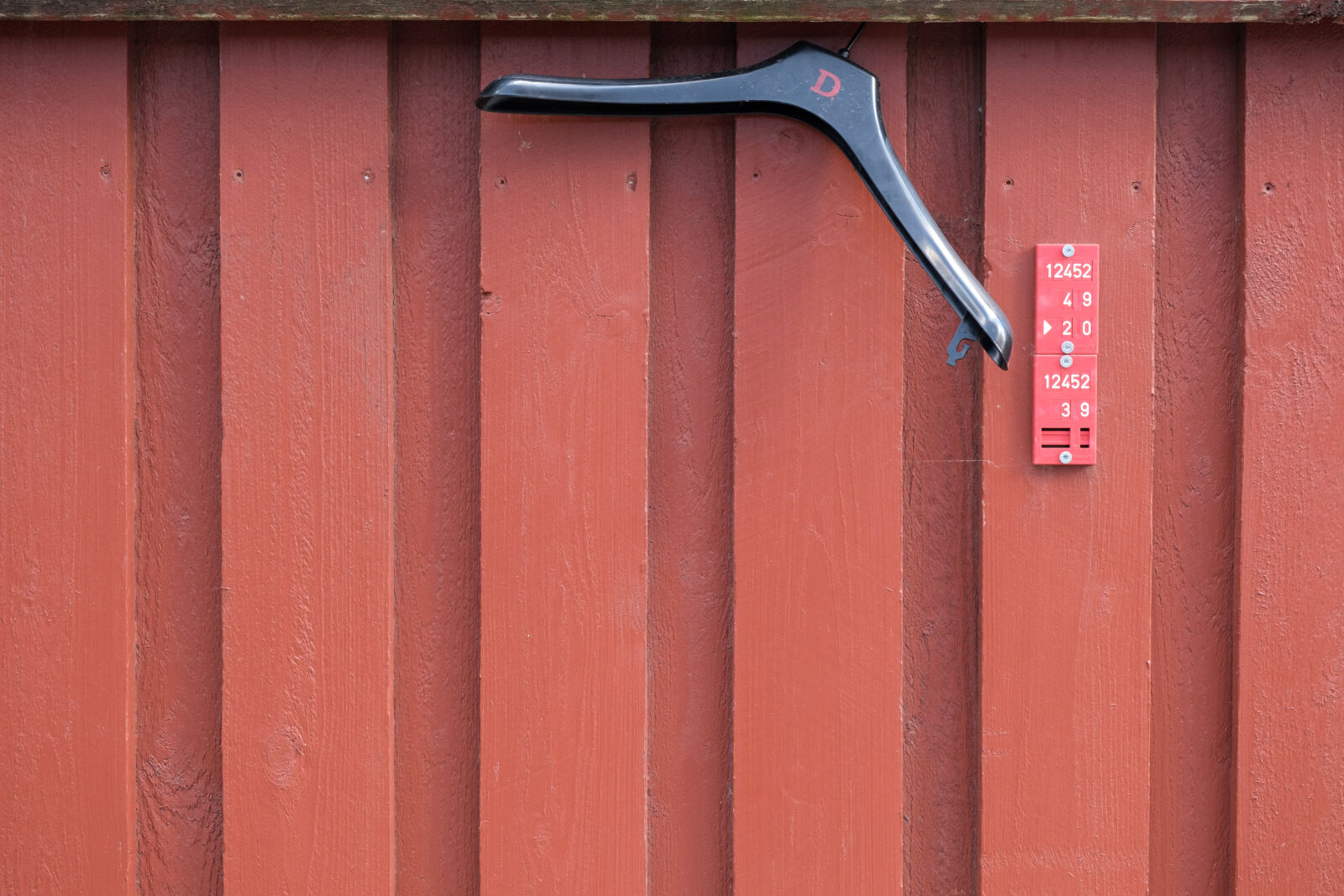 Fujifilm XF 16-80mm F4 R OIS WR sample photo. The fence clothes hanger photography