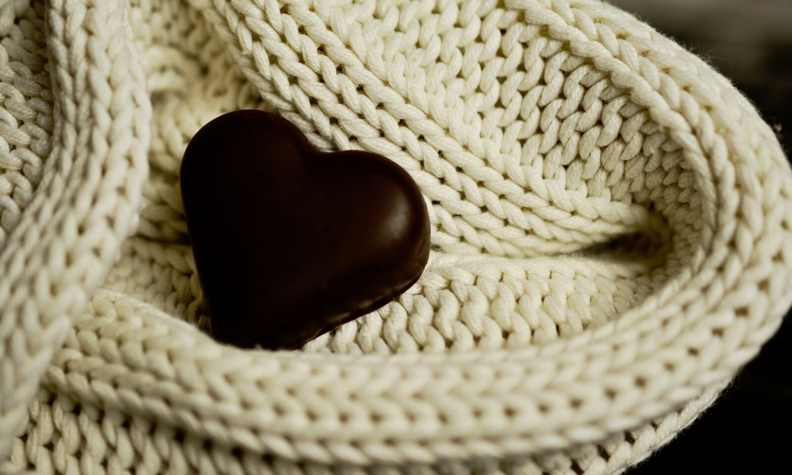 Nikon D5200 sample photo. Heart, chocolate heart, wool photography