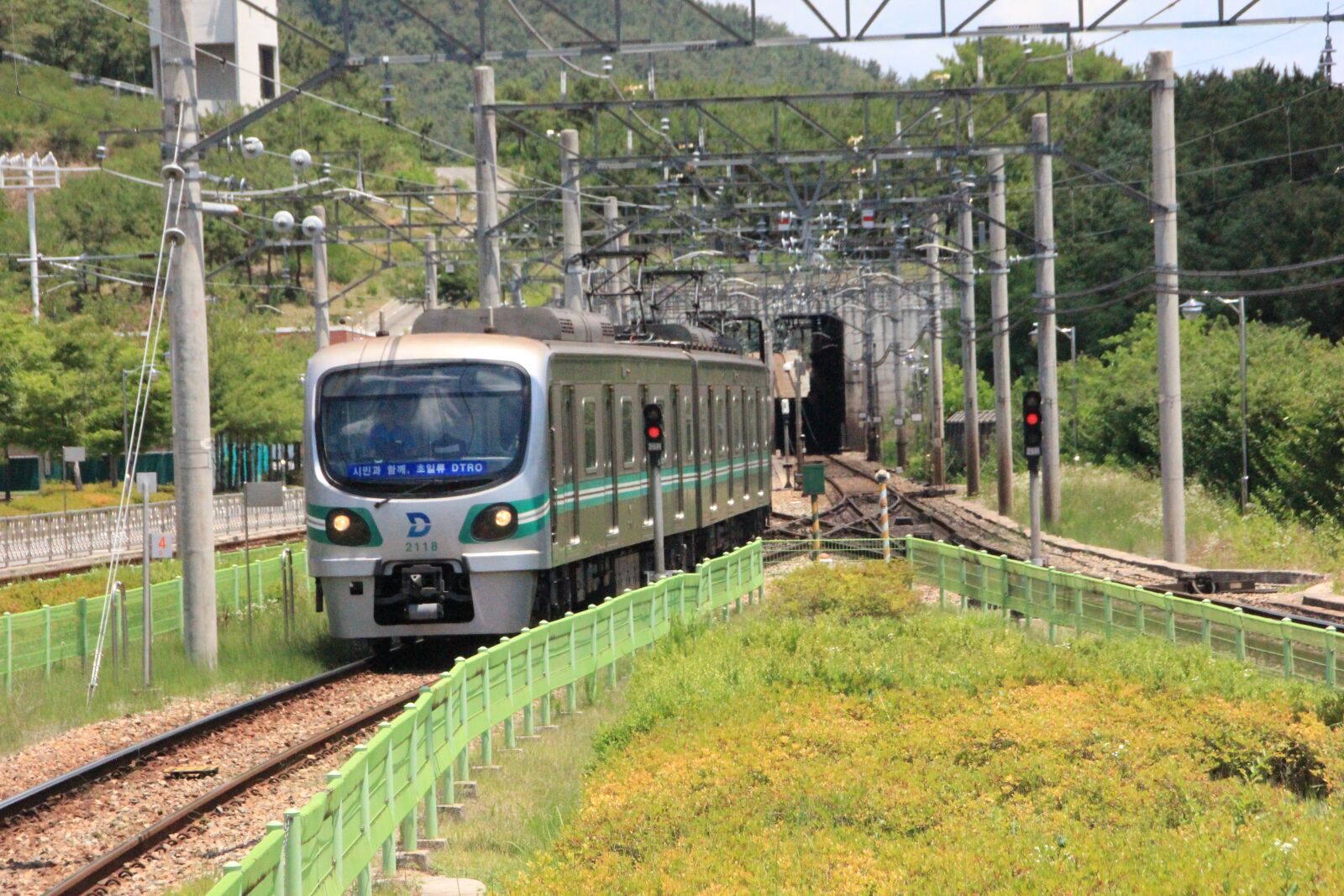 Canon EOS 600D (Rebel EOS T3i / EOS Kiss X5) sample photo. Korea, railway, electric photography