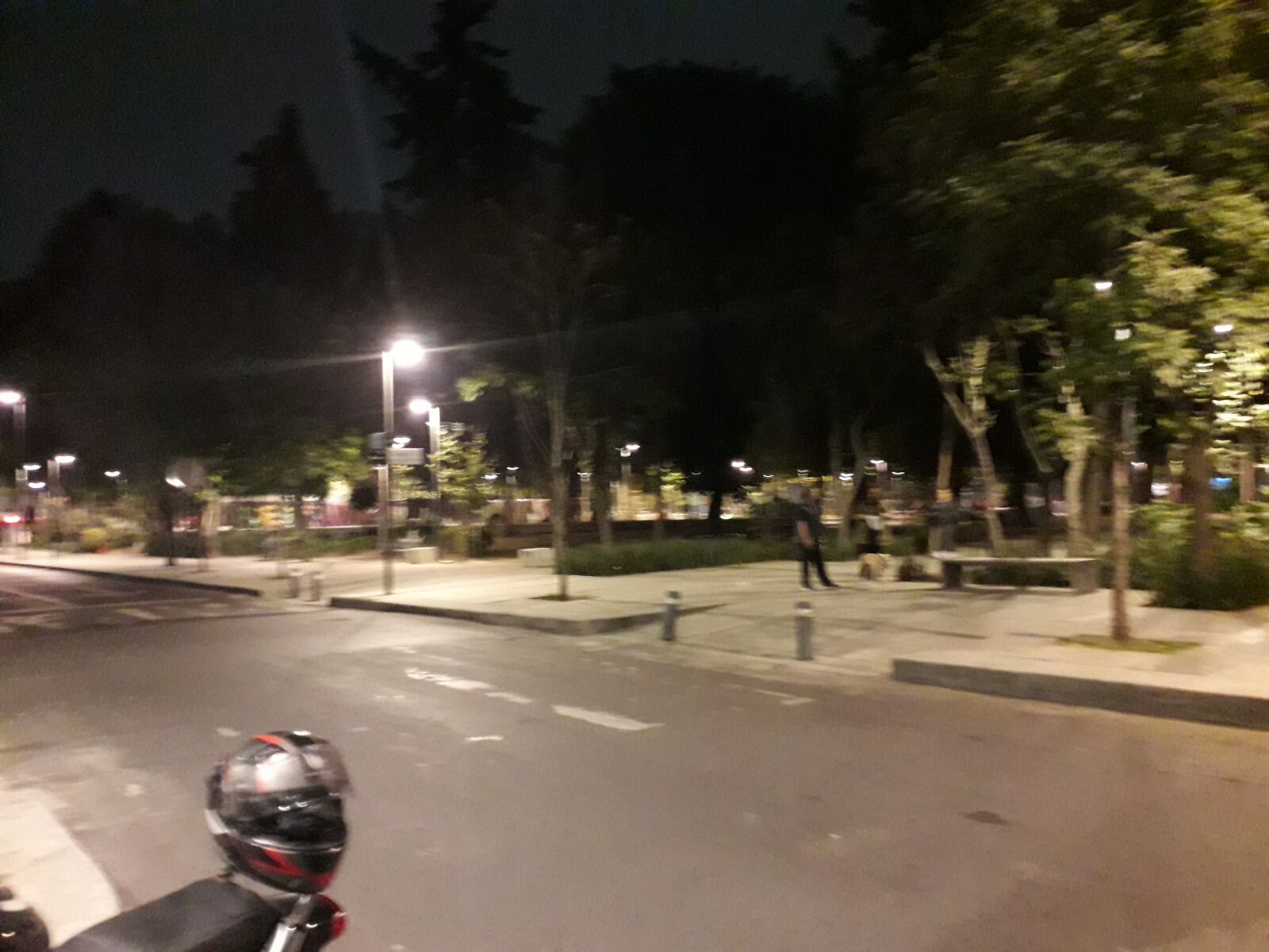 Samsung Galaxy J4 sample photo. Night, park, nature photography