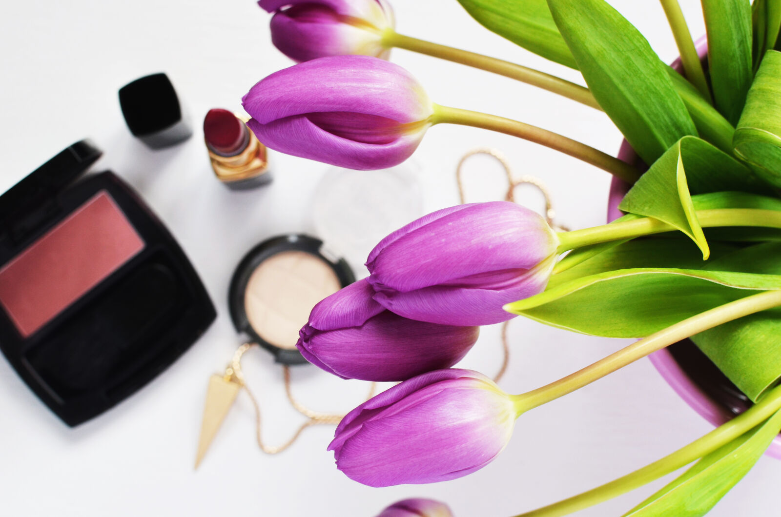 Nikon D5100 + Nikon AF-S DX Nikkor 35mm F1.8G sample photo. Makeup, beauty, lipstick, make photography