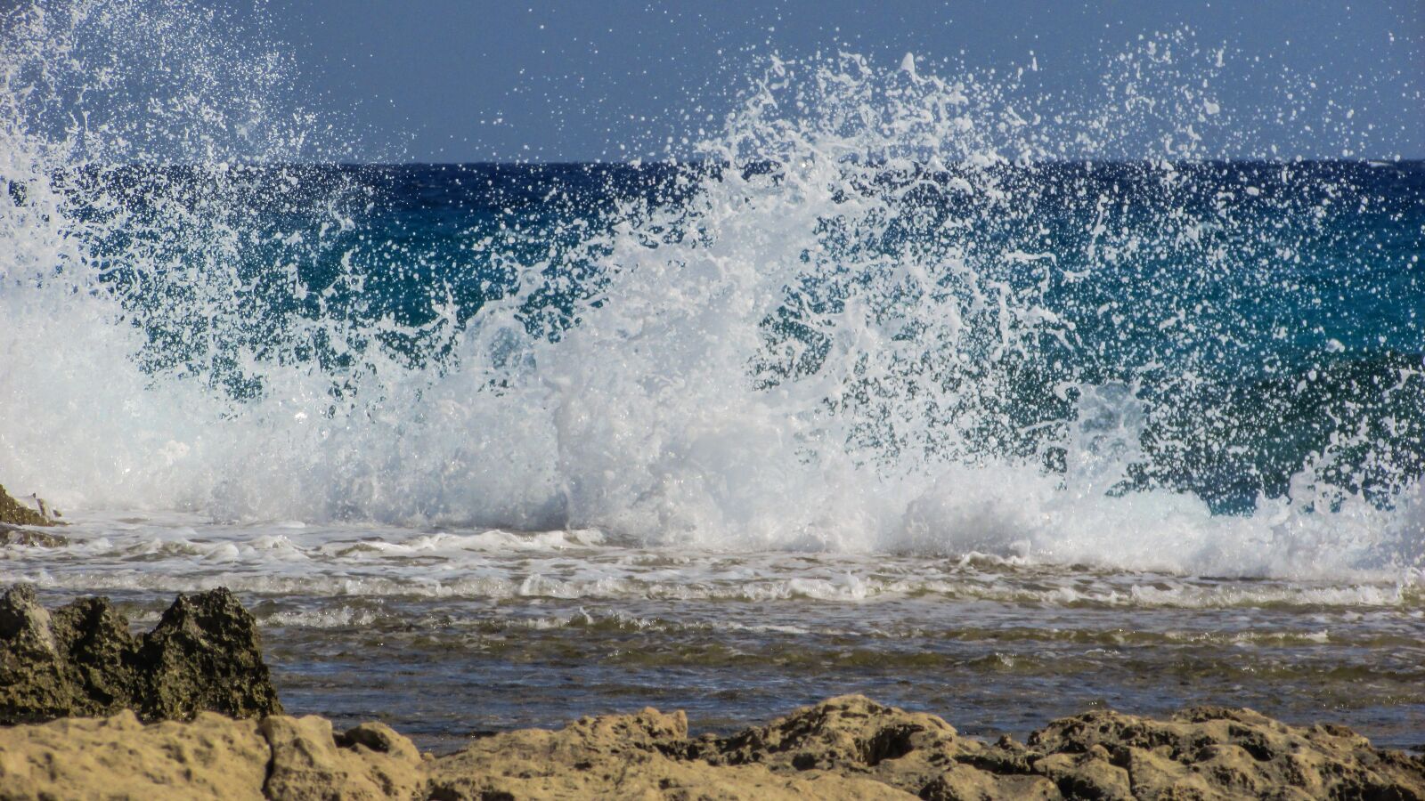 Canon PowerShot SX400 IS sample photo. Wave, smashing, spray photography