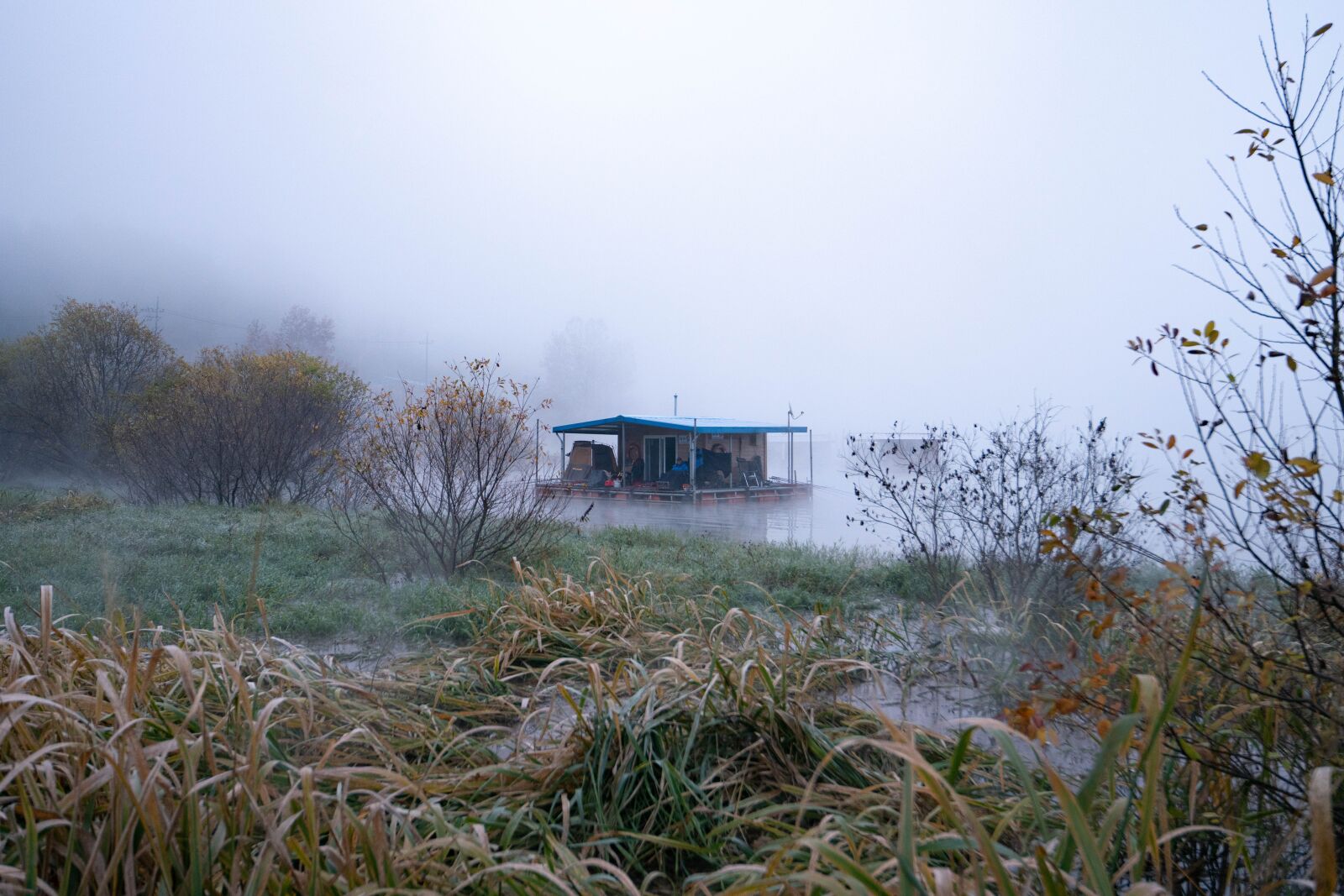 Sony a99 II sample photo. Floating house, fishinf, fog photography