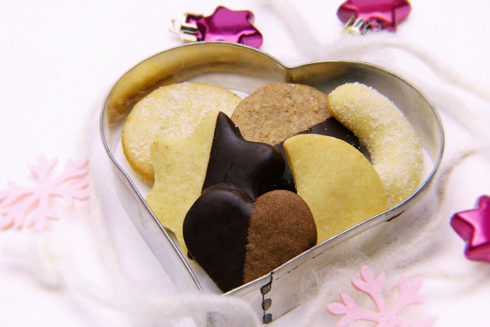 Panasonic Lumix DMC-FZ150 sample photo. Christmas cookies, heart, cookie photography