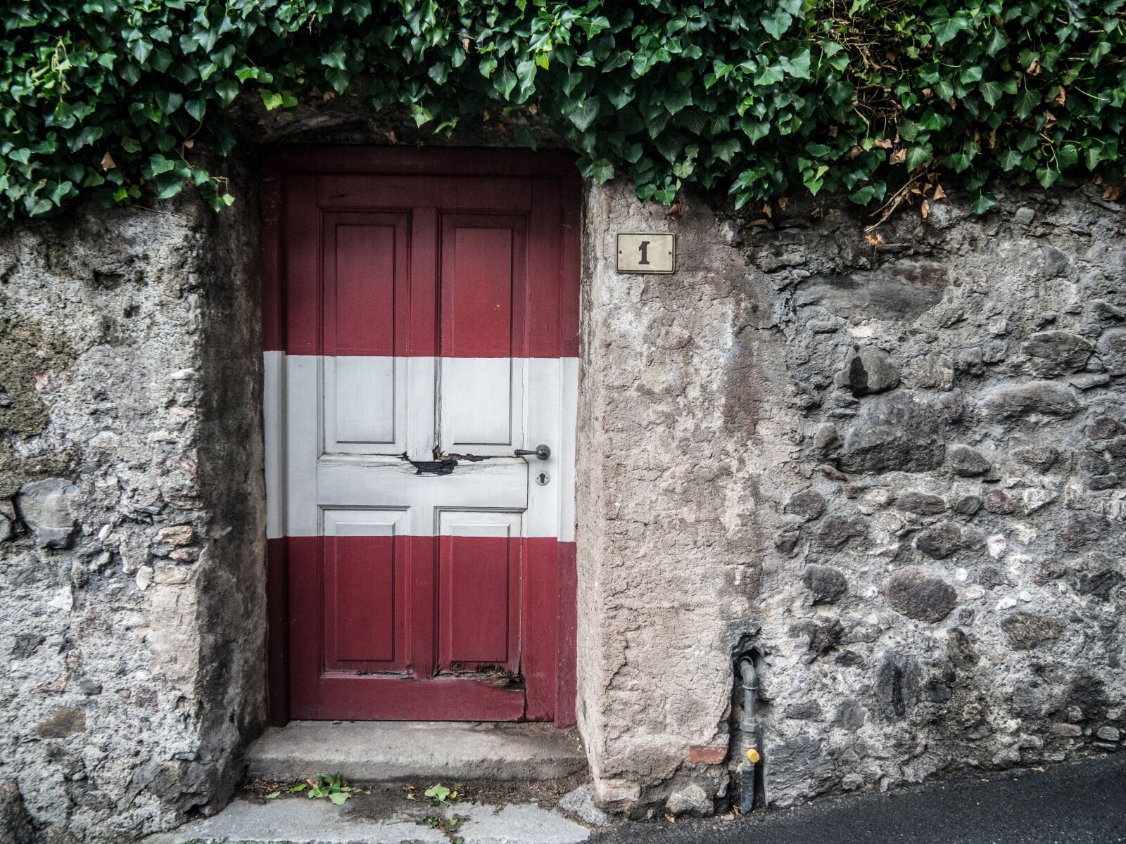 Olympus OM-D E-M10 II sample photo. Door, austria, south tyrol photography