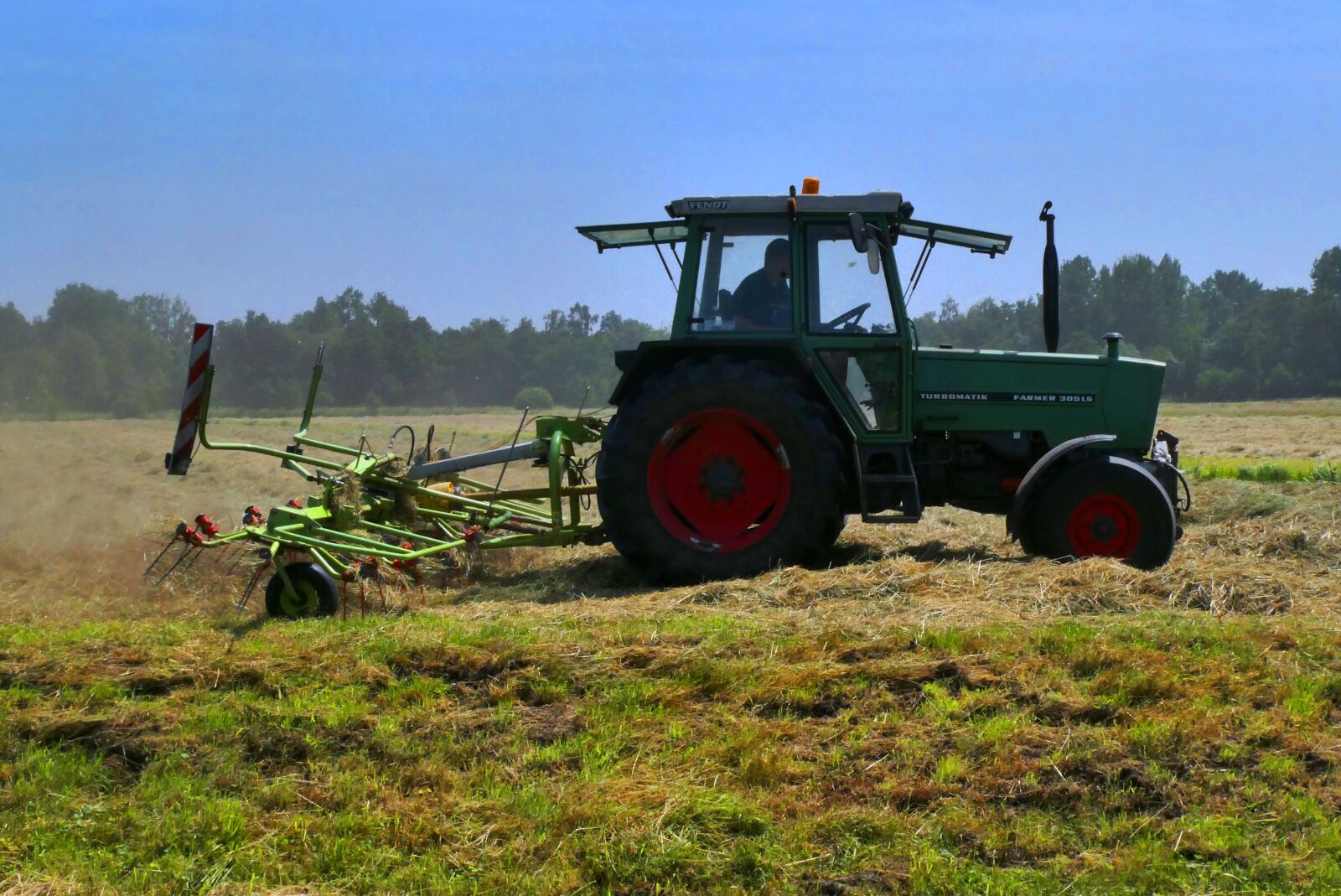Panasonic Lumix DC-ZS70 (Lumix DC-TZ90) sample photo. Tractor, farmer, work photography