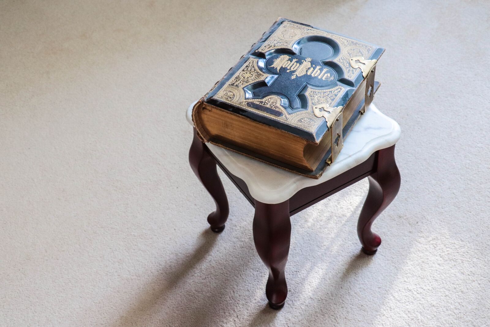 Canon EOS 77D (EOS 9000D / EOS 770D) sample photo. Bible, family bible, christian photography