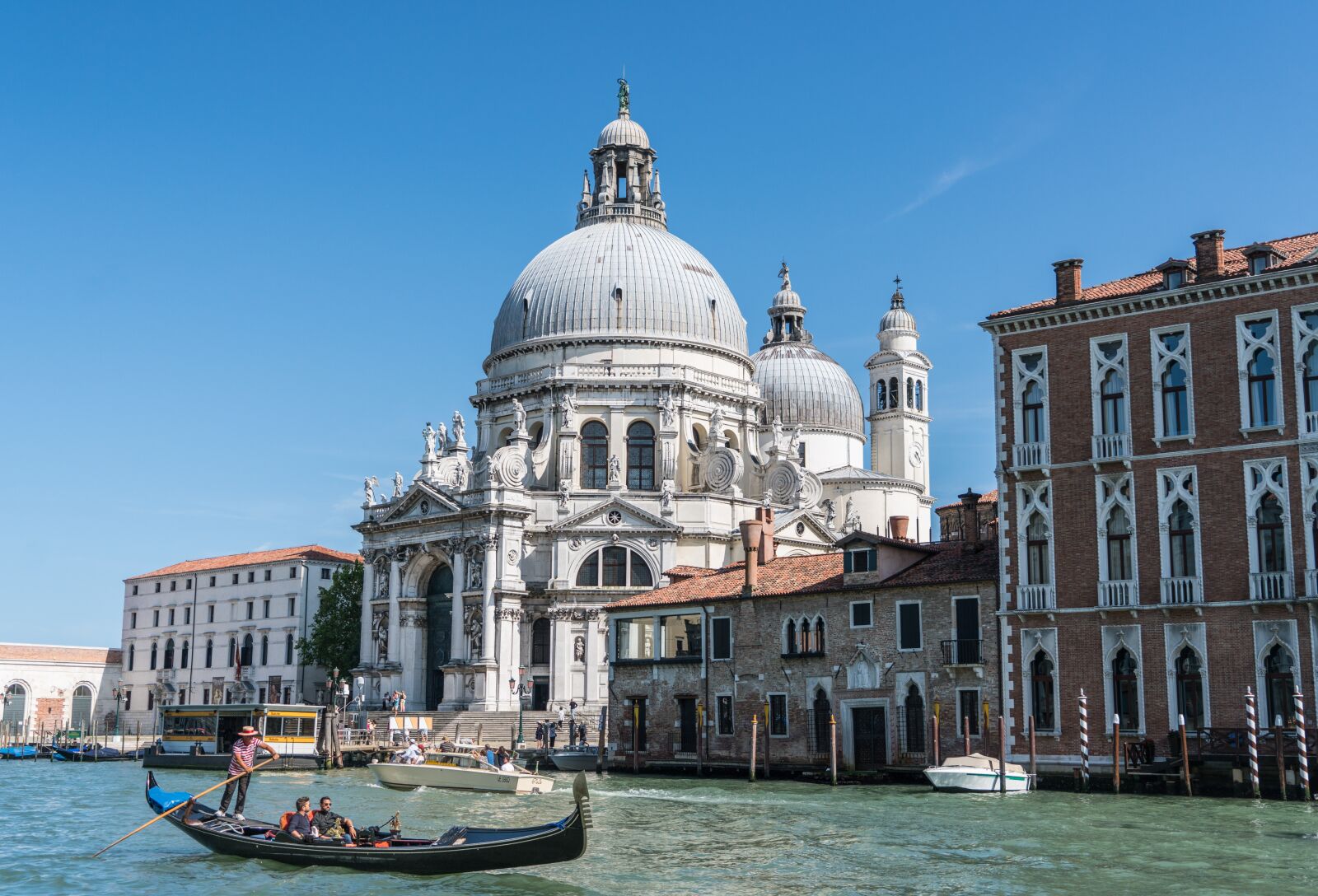 Sony a7R II + Sony FE 24-240mm F3.5-6.3 OSS sample photo. Venice, italy, gondola photography