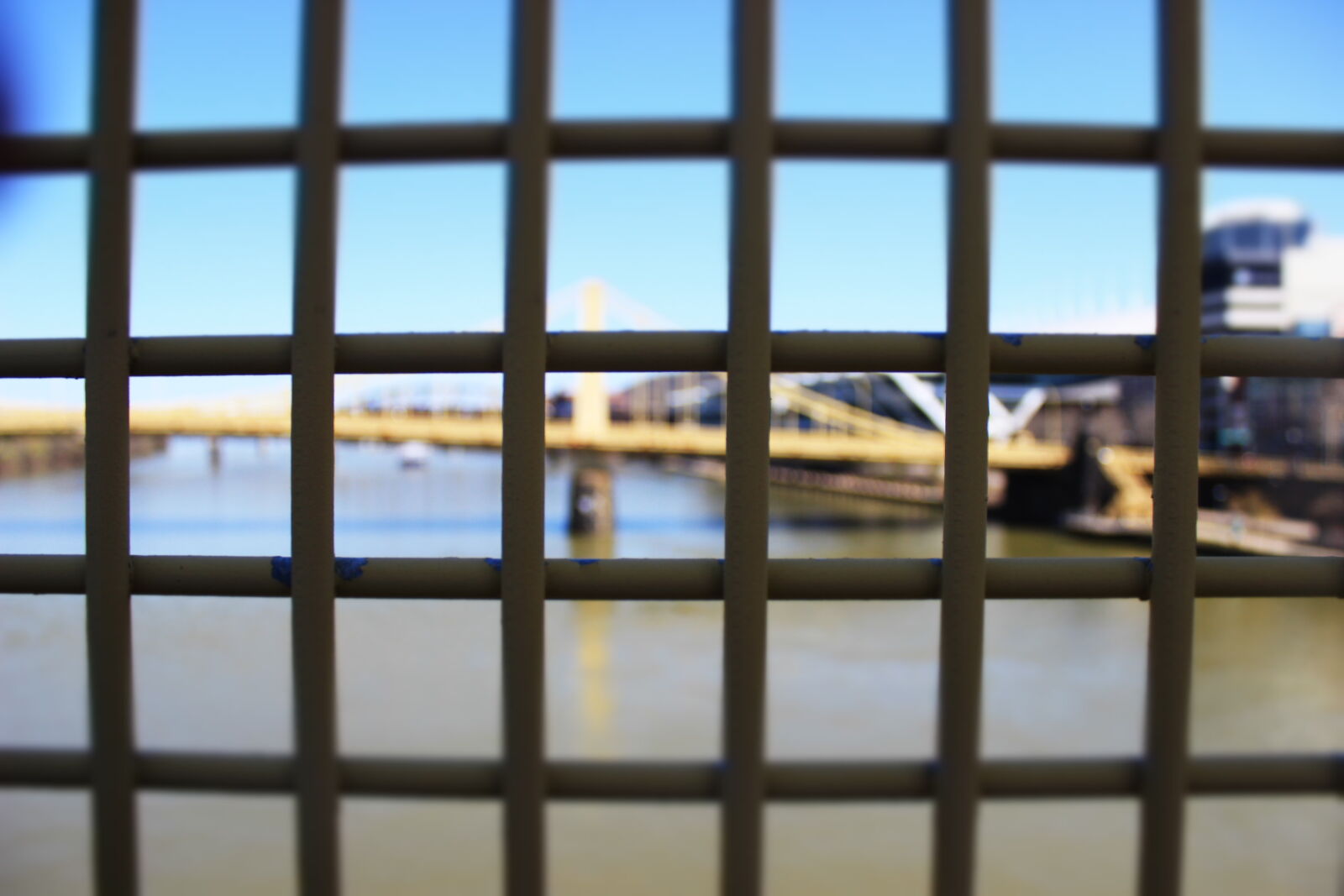 Canon EOS 600D (Rebel EOS T3i / EOS Kiss X5) sample photo. Bridge, city, fence, river photography