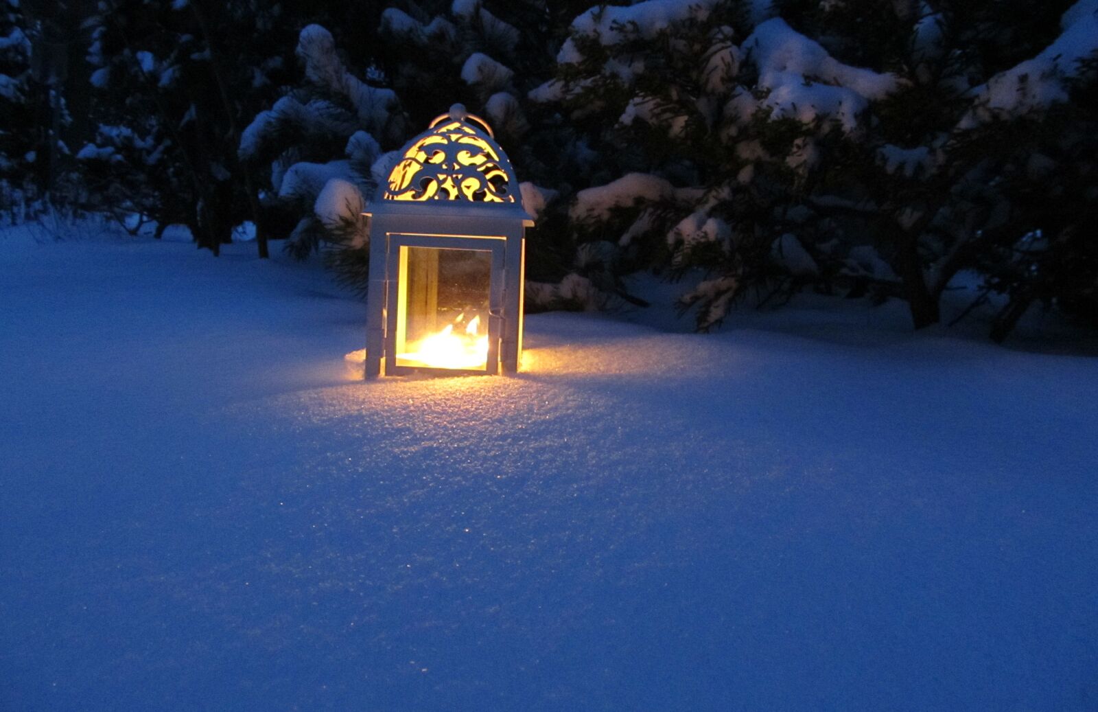 Canon PowerShot SX130 IS sample photo. Winter, evening, lantern photography