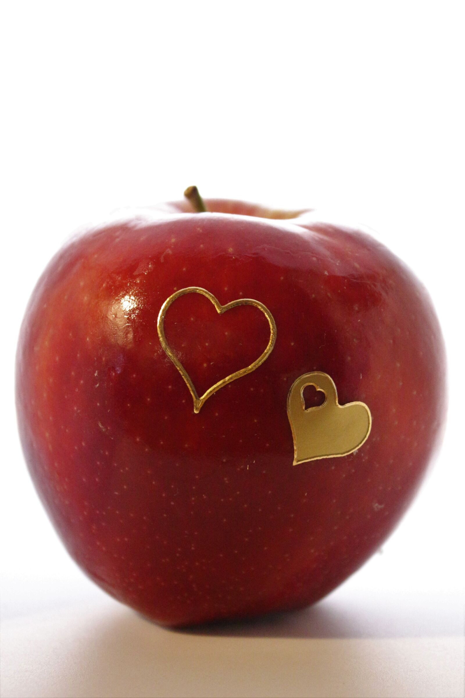 Canon EF-S 18-55mm F3.5-5.6 IS sample photo. Apple, heart, fruit photography