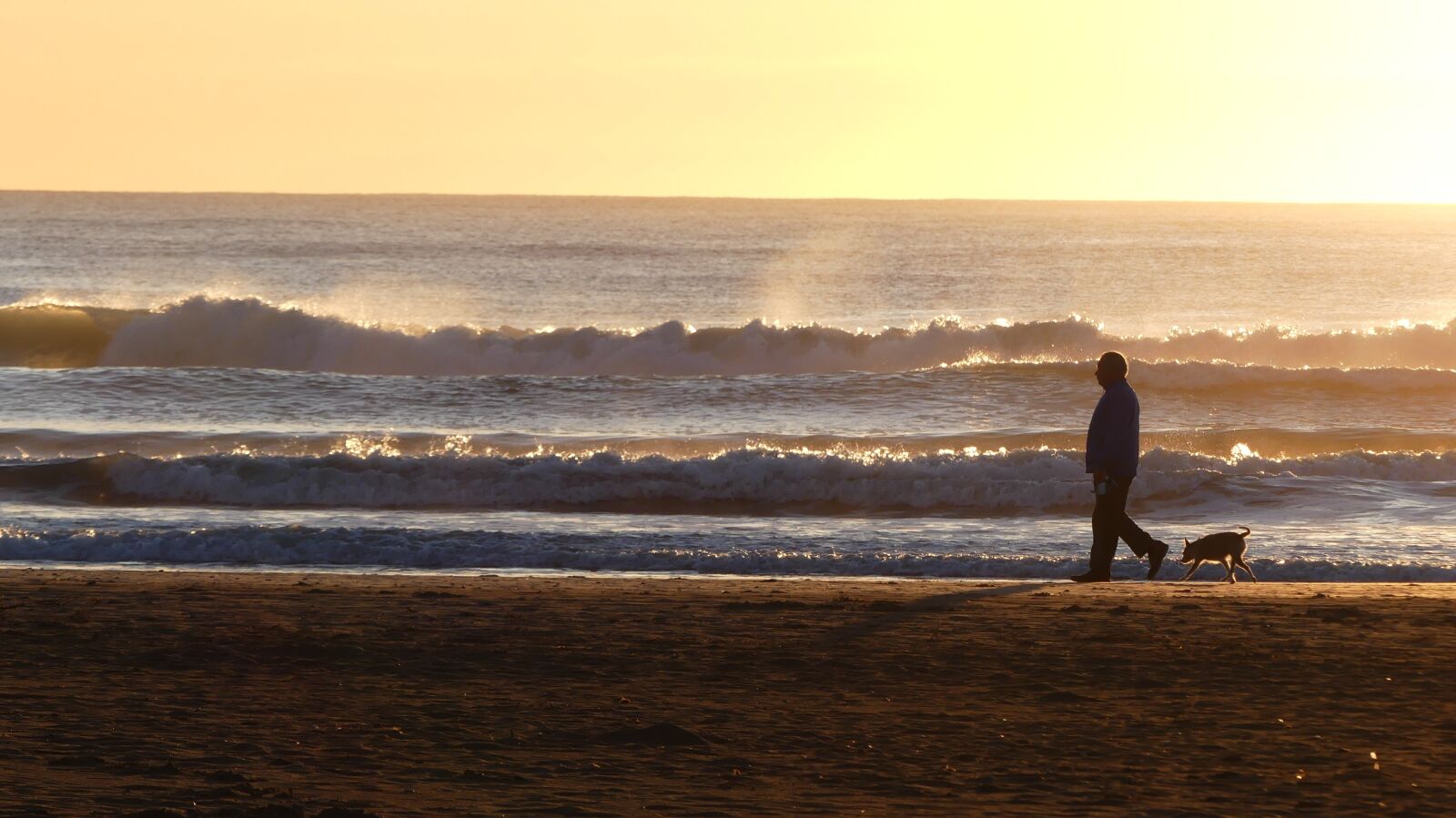 Panasonic Lumix DMC-FZ300 sample photo. Body of water, beach photography