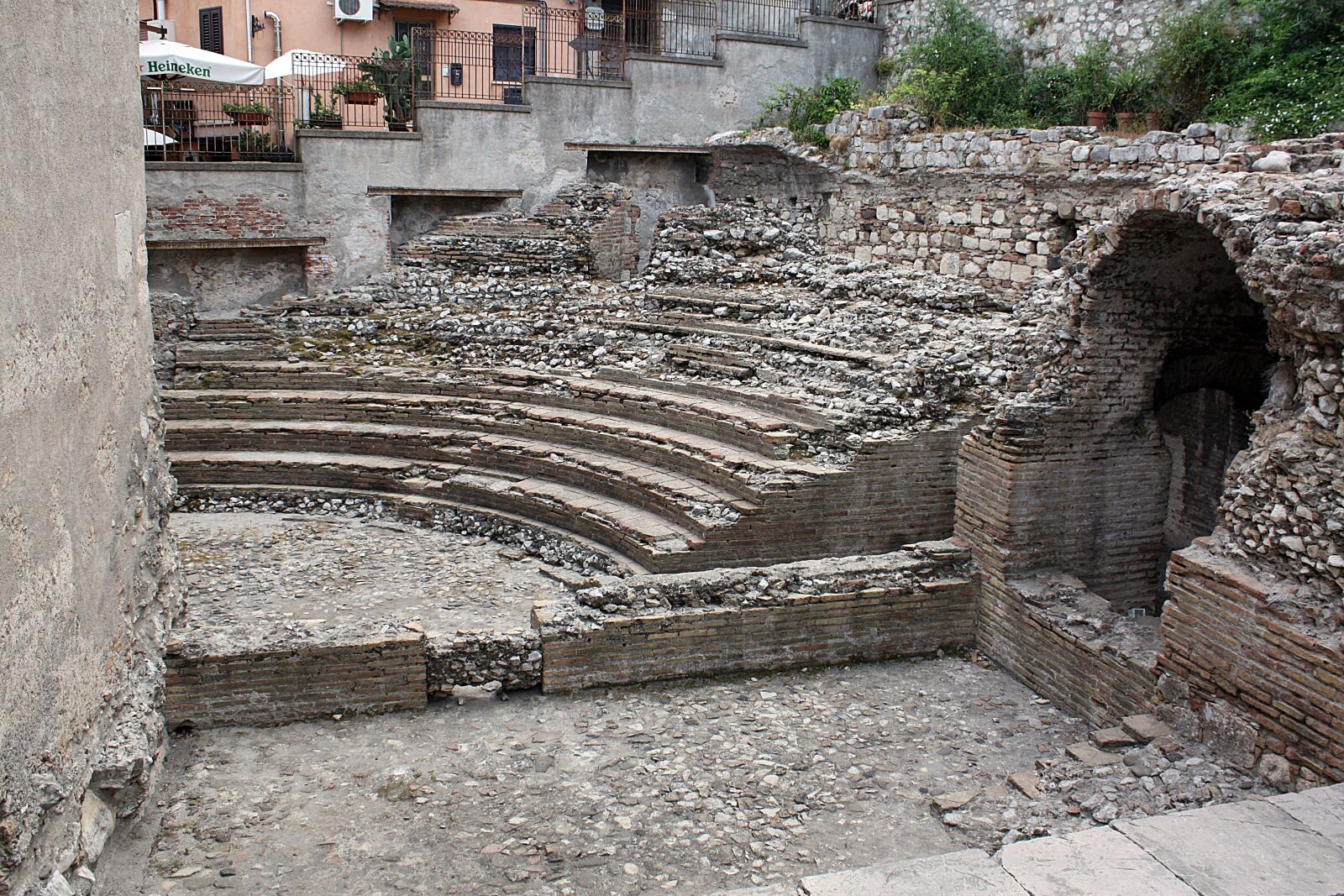 Canon EOS 450D (EOS Rebel XSi / EOS Kiss X2) sample photo. The amphitheater, the ruins photography