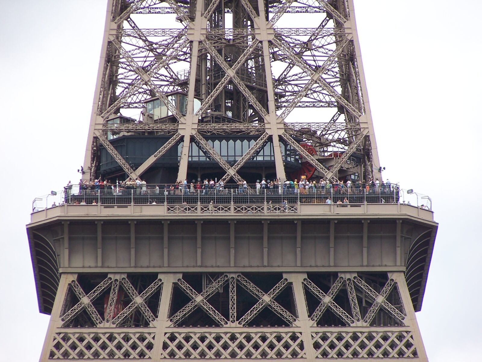Kodak DX6490 ZOOM DIGITAL CAMERA sample photo. Eiffel, tower, people, on photography