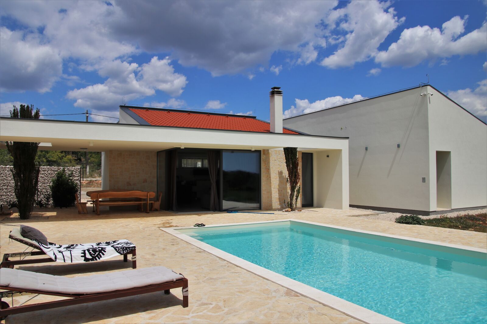 Canon EOS 80D sample photo. Villa, pool, external photography