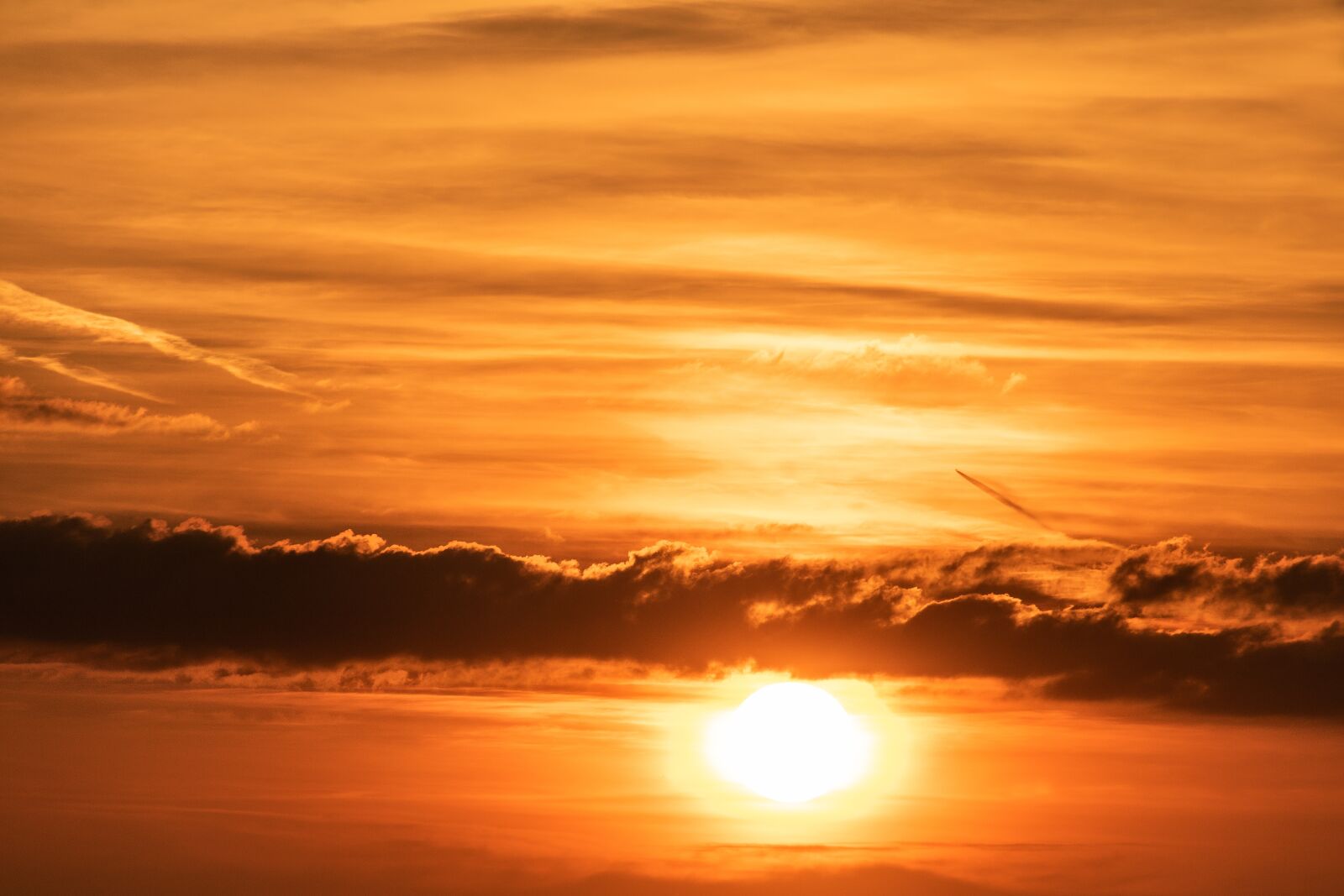 Canon EOS 750D (EOS Rebel T6i / EOS Kiss X8i) sample photo. Sun, sunset, sky photography