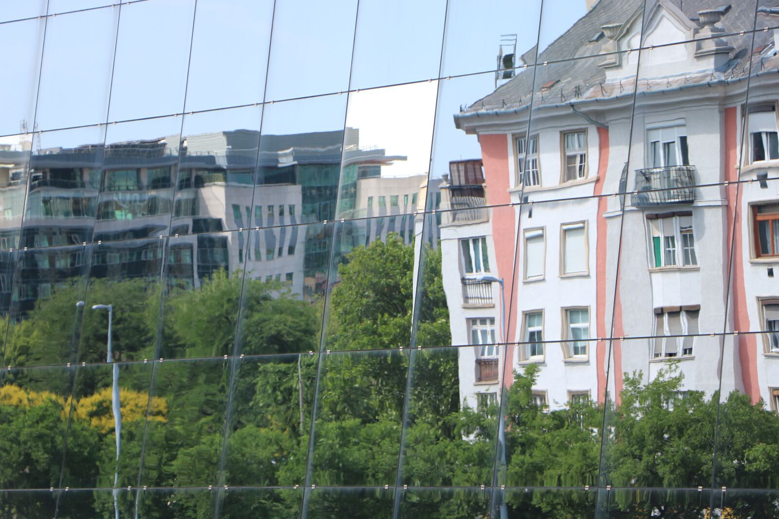 Canon EOS 760D (EOS Rebel T6s / EOS 8000D) sample photo. Mirror, house, city photography