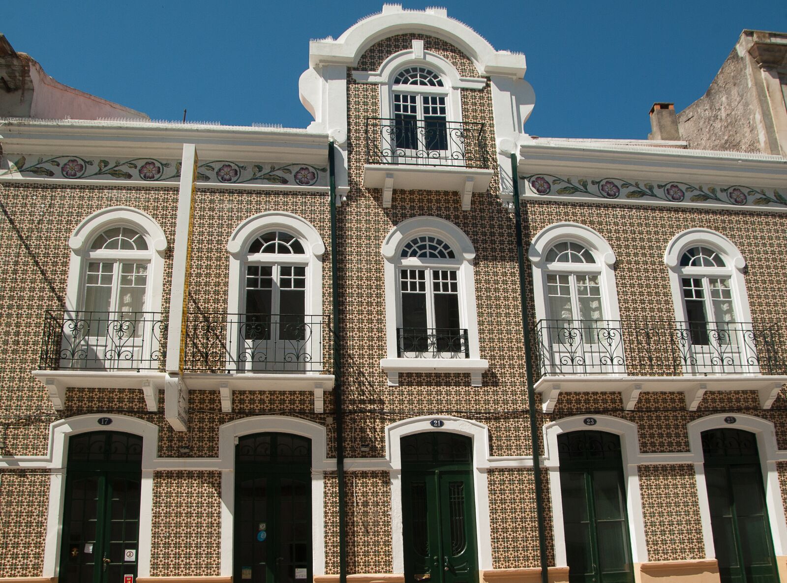 Pentax K10D sample photo. Portugal, facade, azuleros photography