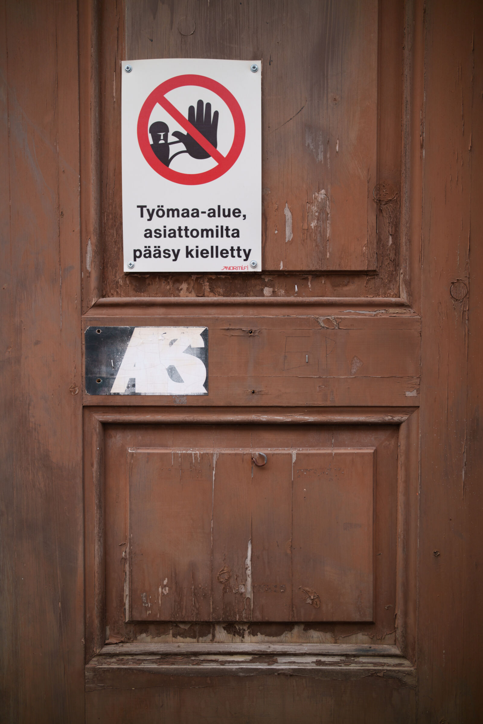Samyang Remaster Slim 28mm F3.5 sample photo. Construction yard door photography
