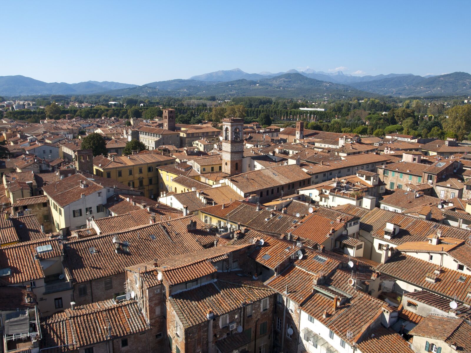 Olympus E-510 (EVOLT E-510) sample photo. Lucca, city, roof photography